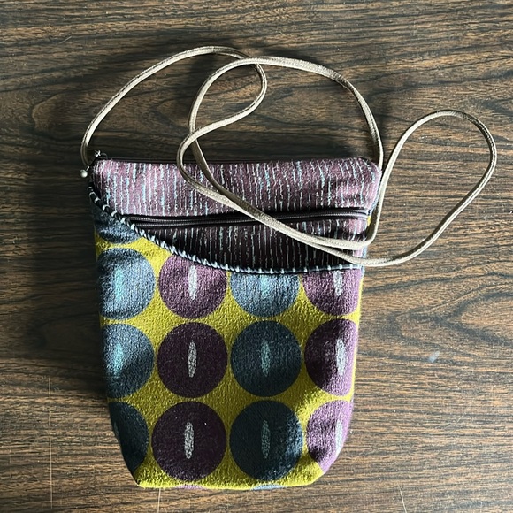 Maruca Handbags - Maruca Cross-body zippered bag with suede strap